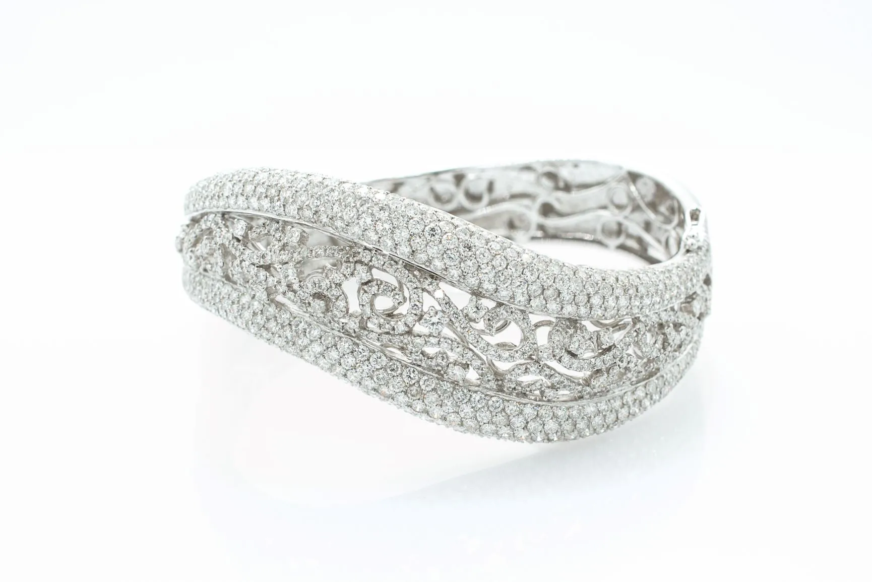 11.89 ctw Curved Diamond Bangle Bracelet 18k